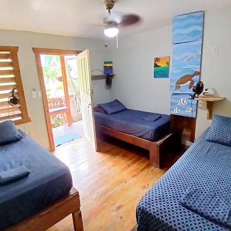 Roatan Backpackers' Hostel Sandy Bay Esterno foto