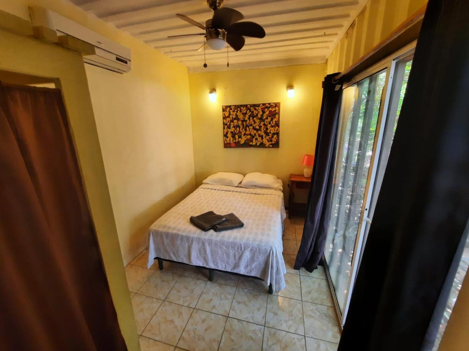 Roatan Backpackers' Hostel Sandy Bay Esterno foto