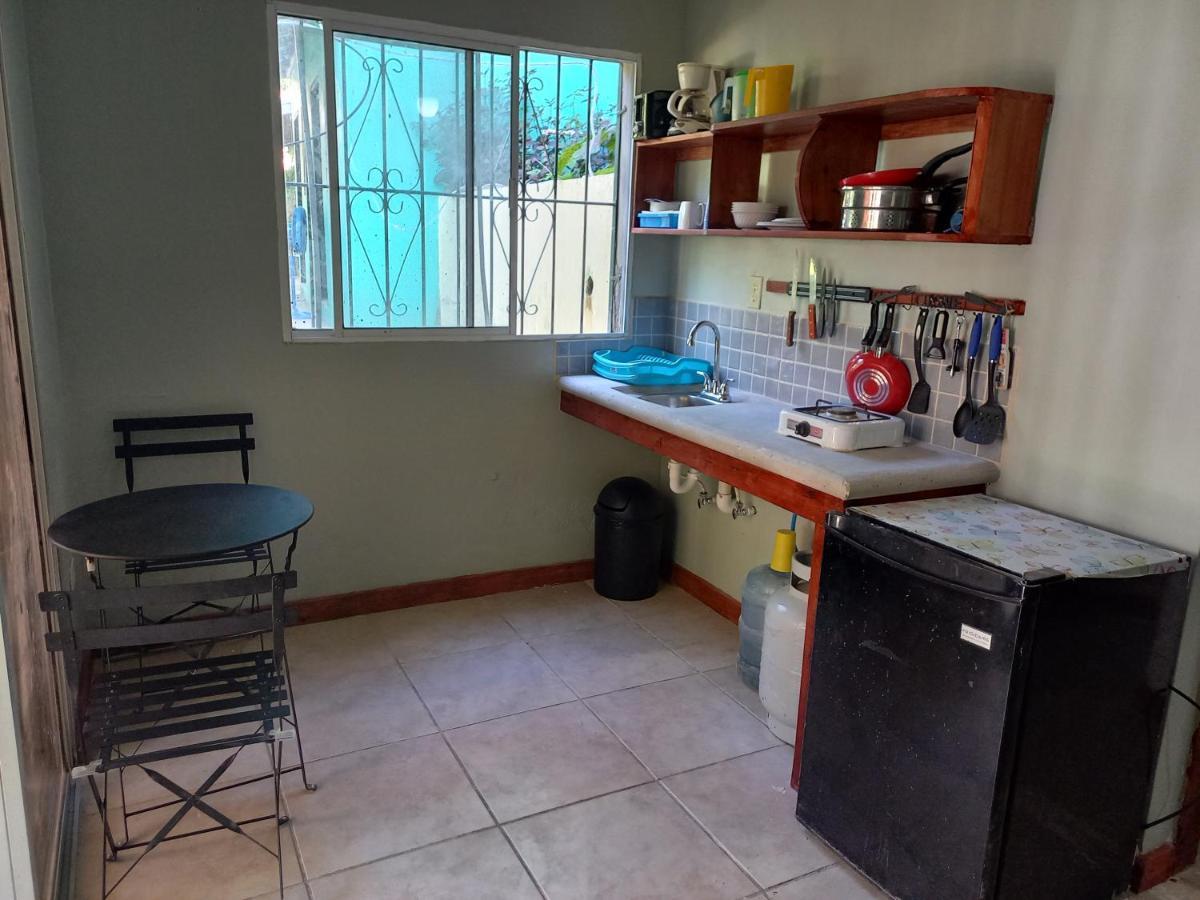 Roatan Backpackers' Hostel Sandy Bay Esterno foto