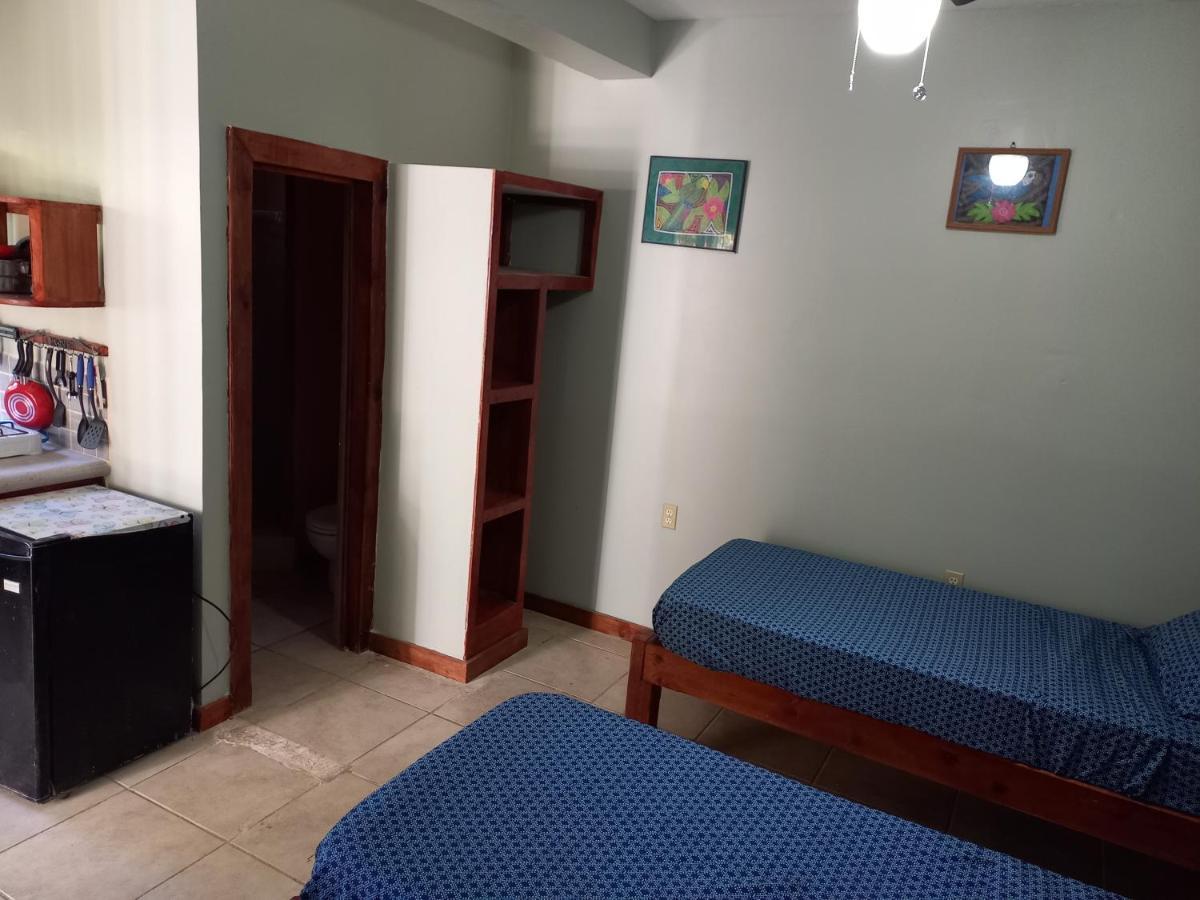 Roatan Backpackers' Hostel Sandy Bay Esterno foto