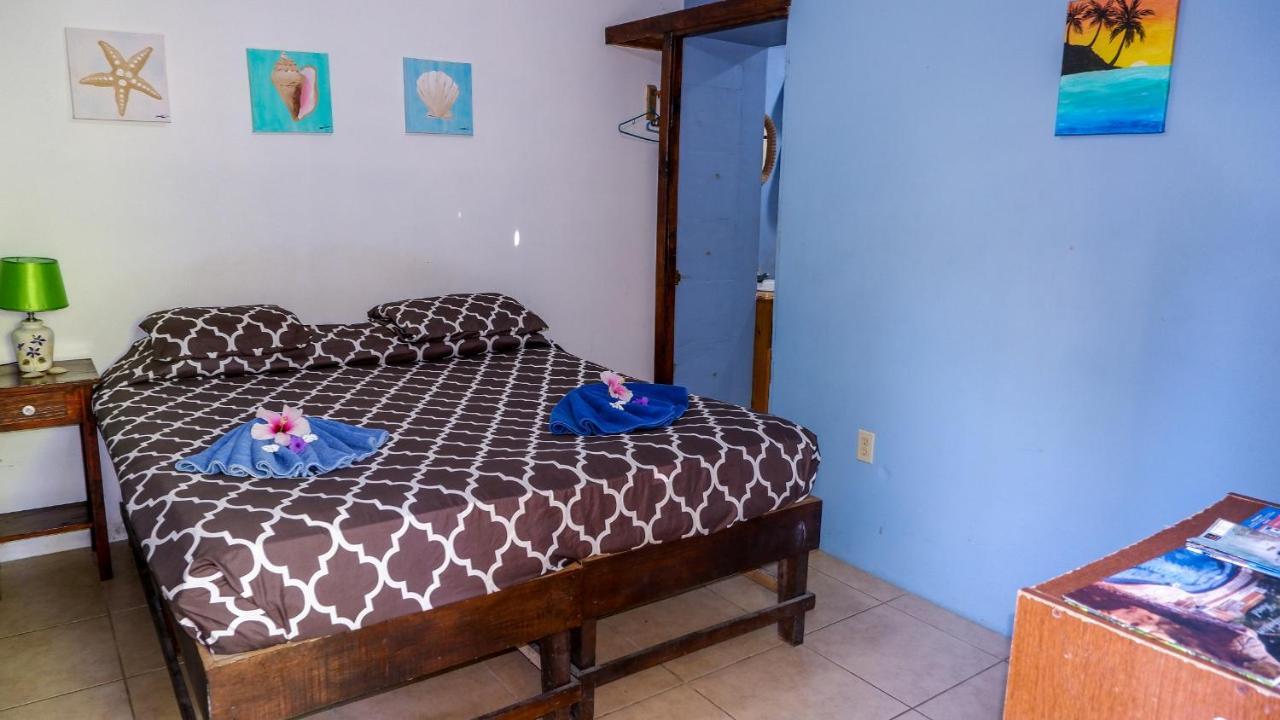 Roatan Backpackers' Hostel Sandy Bay Esterno foto