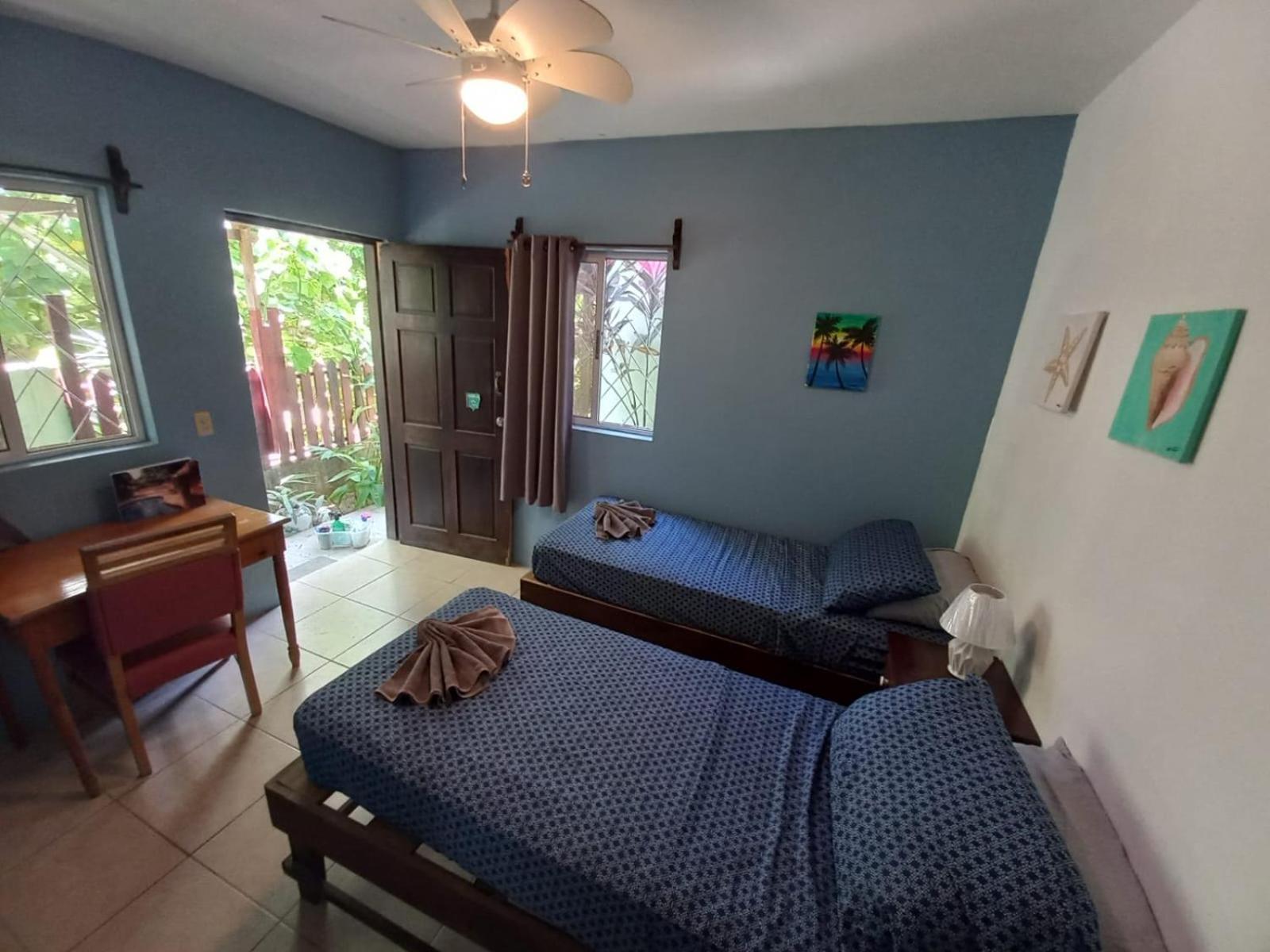 Roatan Backpackers' Hostel Sandy Bay Esterno foto