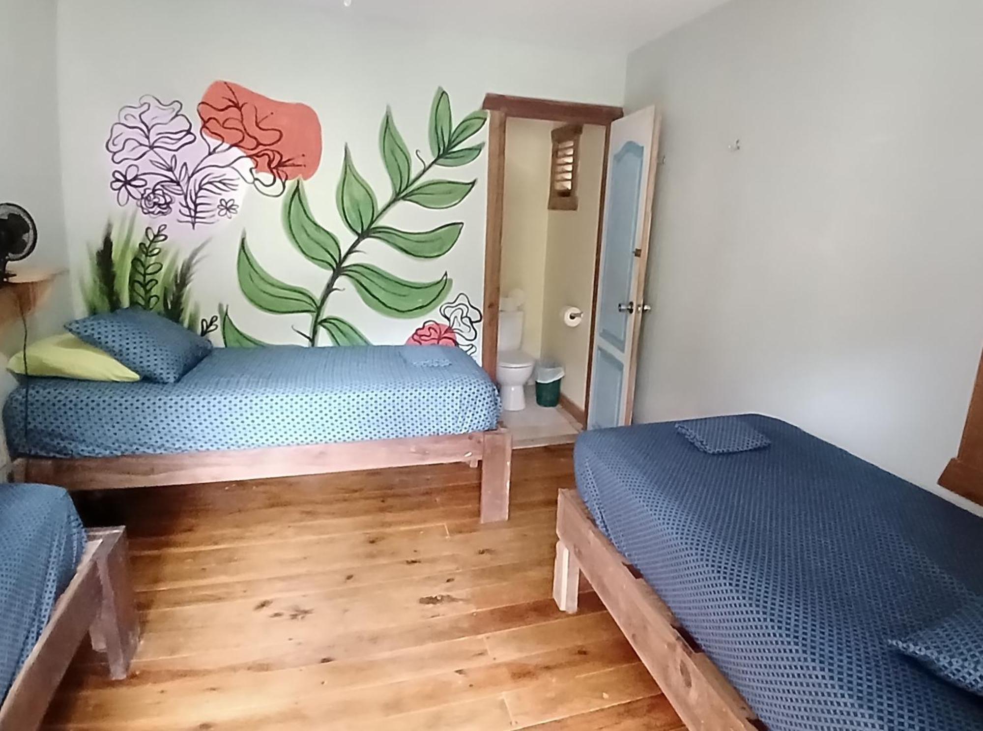 Roatan Backpackers' Hostel Sandy Bay Esterno foto