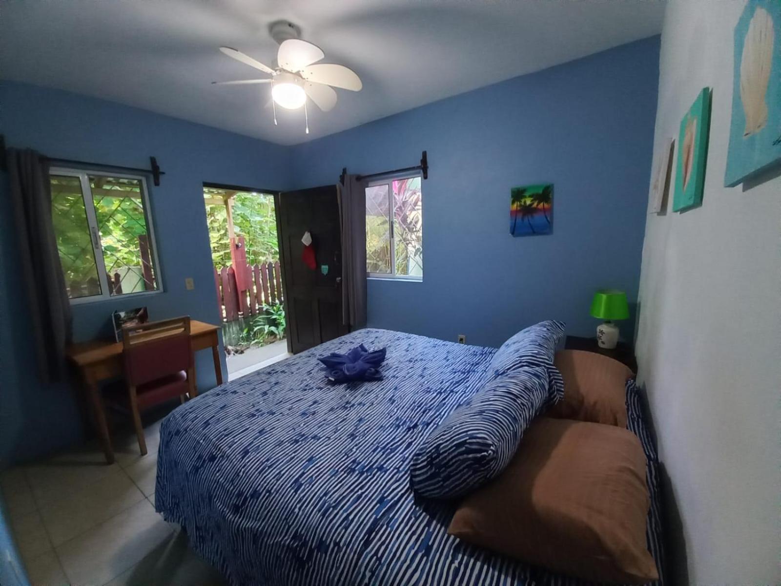 Roatan Backpackers' Hostel Sandy Bay Esterno foto