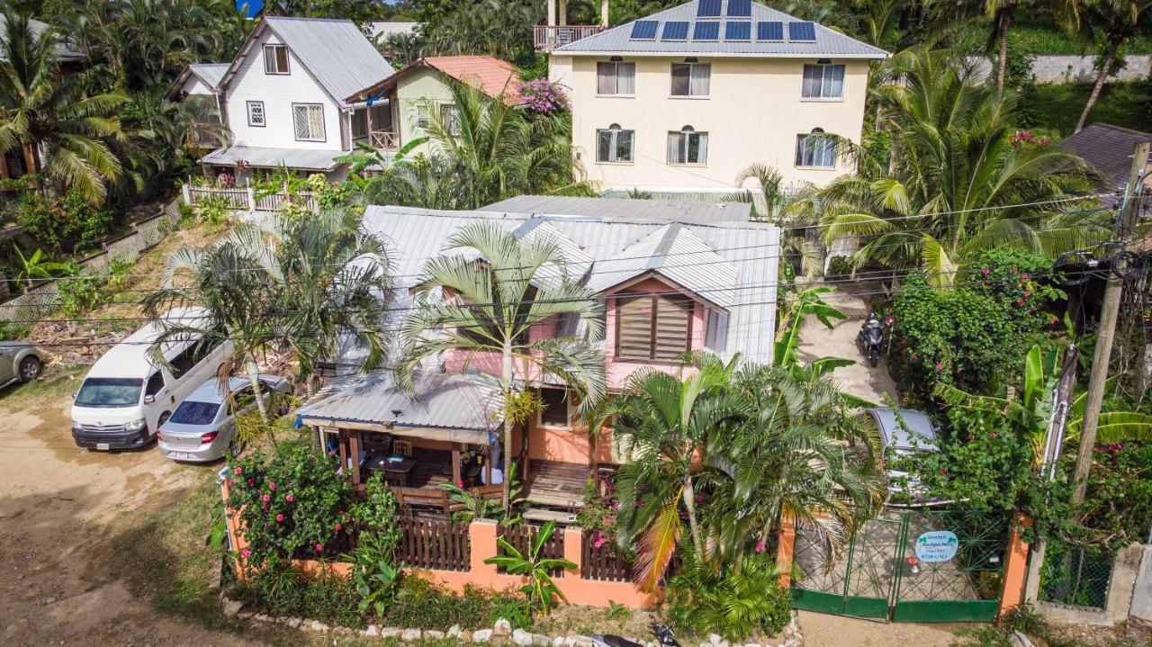 Roatan Backpackers' Hostel Sandy Bay Esterno foto